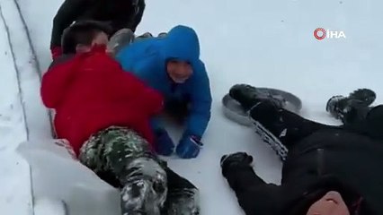 Kayseri’de çocukların kar eğlencesi: Tepsilerle kayak yaptılar