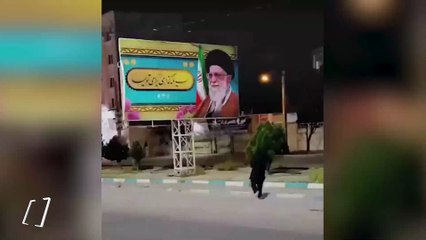 İran'da rejim karşıtı göstericiler sokakları ateşe vermeye başladı