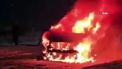 Karlı rampayı çıkarken zorlanan araç alev alev yandı: Sürücü yanan araçta para ve altınını aradı