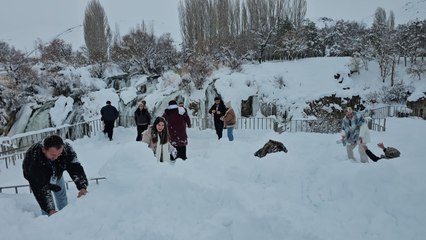 Muradiye Şelalesi kış manzarasıyla ziyaretçilerin ilgi odağı oldu