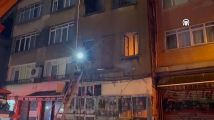 Kadıköy'de metruk binada çıkan yangında pencereden atlayan kişi ağır yaralandı