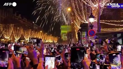 Fuochi d'artificio e piazze piene: il primo brindisi del 2026 in Europa