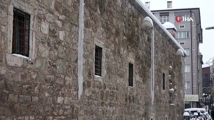 Sivas buz kesti, 3 metrelik buz sarkıtları oluştu