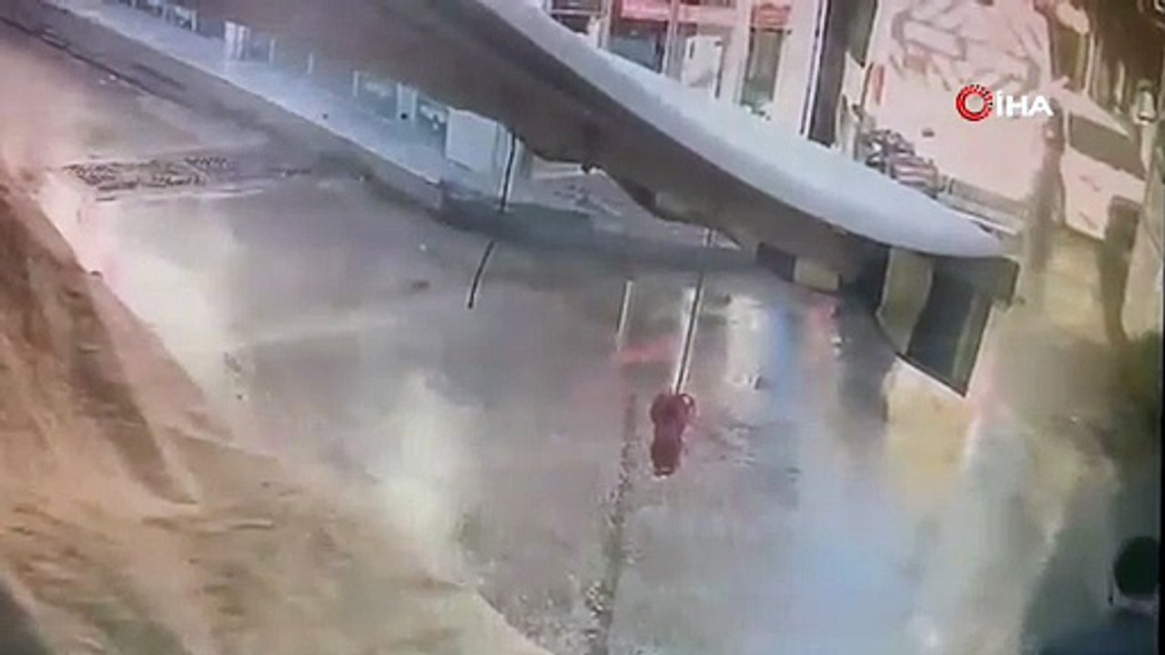 Alışveriş yaptıktan sonra otomobilin altında kaldı