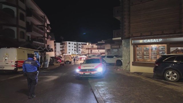 Efectivos de Emergencias trabajan en la zona del incendio de Valais (Suiza)