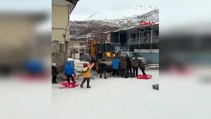 Mahallenin çocuklarından kar temizleme aracı şoföründen gülümseten istek