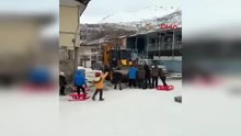 Mahallenin çocuklarından kar temizleme aracı şoföründen gülümseten istek