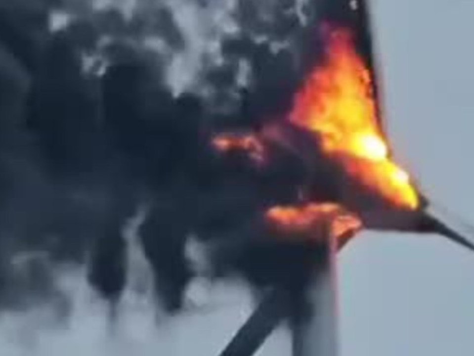 Windrad steht in Flammen: Feuerwehr sieht einfach zu