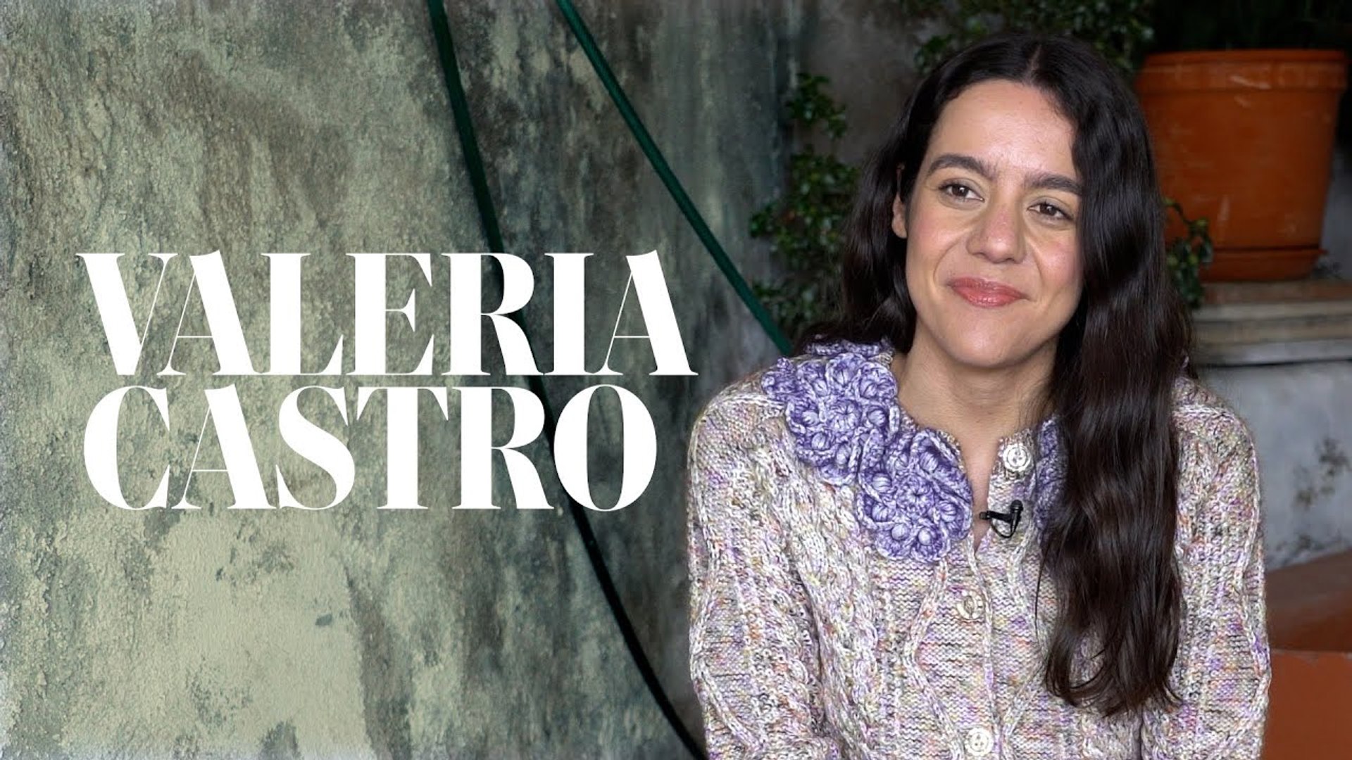 La cantautora canaria Valeria Castro ha anunciado su regreso al panorama musical tras una retirada temporal motivada por las cr�ticas en redes sociales y el agotamiento f�sico y emocional. La artista, que ahora se prepara para actuar en el WiZink Center de Madrid, confiesa haber pasado por una baja laboral necesaria despu�s de que el estr�s y el duelo por el fallecimiento de su abuela llegaran a "agrietarle" la voz durante una actuaci�n en directo.