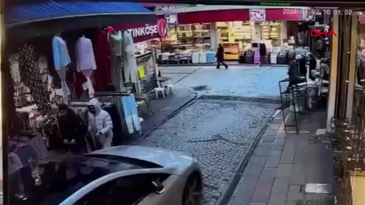 Eminönü'nde otomobil önce motosiklete ardından dükkanın önündekilere çarptı