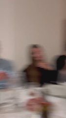 La sorpresa de uno chicos a sus novias en plena Nochevieja que alcanza las 3M de visitas: “No me lo puedo creer...”