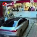Eminönü'nde feci kaza... Önce motosiklete ardından dükkanın önündekilere çarptı 4 yaralı