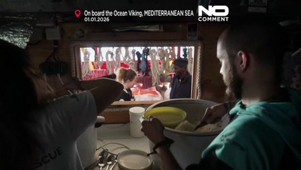 SOS Méditerranée által mentett túlélők meleg étellel köszöntik az újévet