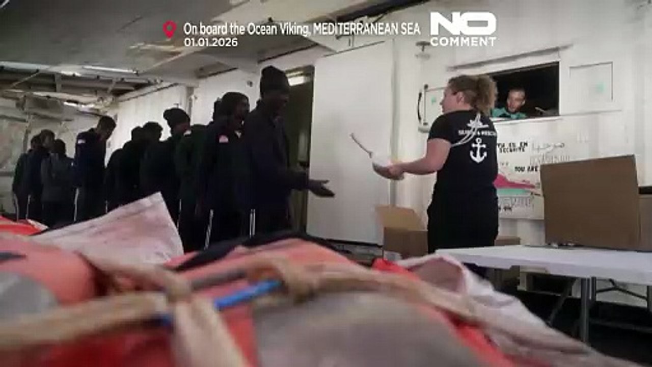 Gerettete von SOS Méditerranée feiern Neujahr mit warmem Essen