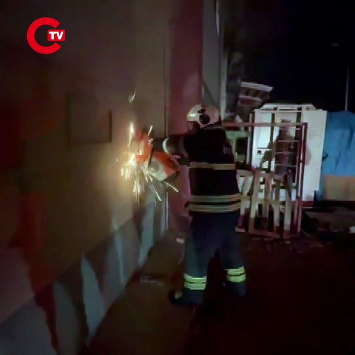 Hatay'da faciadan dönüldü Sünger deposu alev alev yandı!