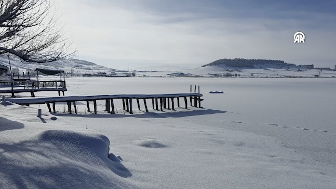 Sivas'ta Hafik Gölü'nün yüzeyi buz tuttu