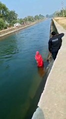 Brave Female Police Constable Rescues Drowning Woman from Canal | Heroic Act by Rajasthan Police
