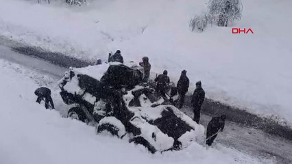 Hakkari'de askeri araç yolda kaldı, köylüler yardıma koştu