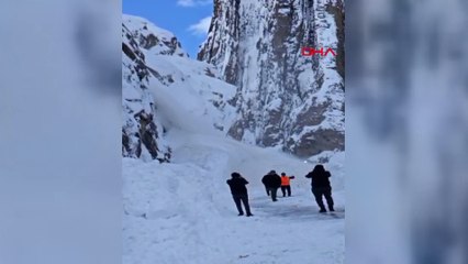 Hakkari- Van yoluna çığ düştü