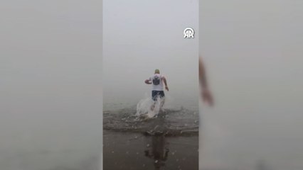Dondurucu soğukta denizde kulaç attı