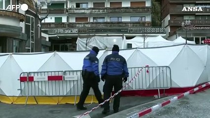 Crans-Montana, il bar Constellation coperto da teloni