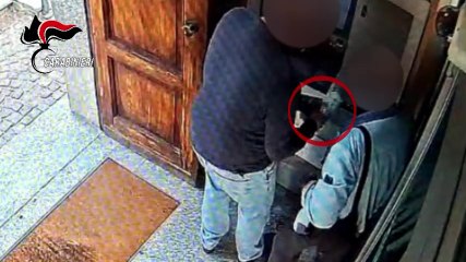 Deruba anziani mentre prelevano al bancomat: arrestato nel Pinerolese (02.01.26)