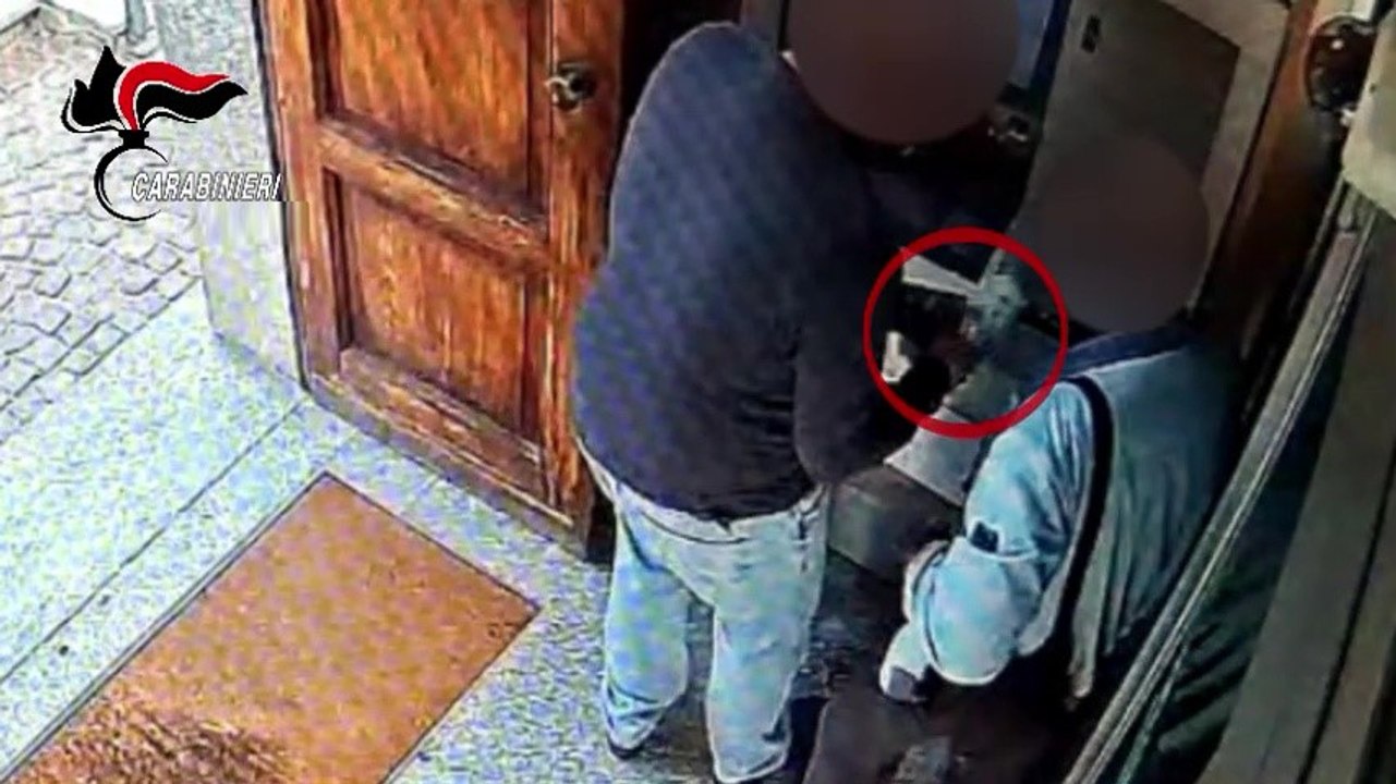 Deruba anziani mentre prelevano al bancomat: arrestato nel Pinerolese (02.01.26)