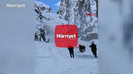 Hakkari-Van kara yoluna çığ düştü; o anlar kamerada!