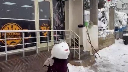 Berberden ilginç eğitim: Çıraklara kardan adam üzerinde tıraş dersi