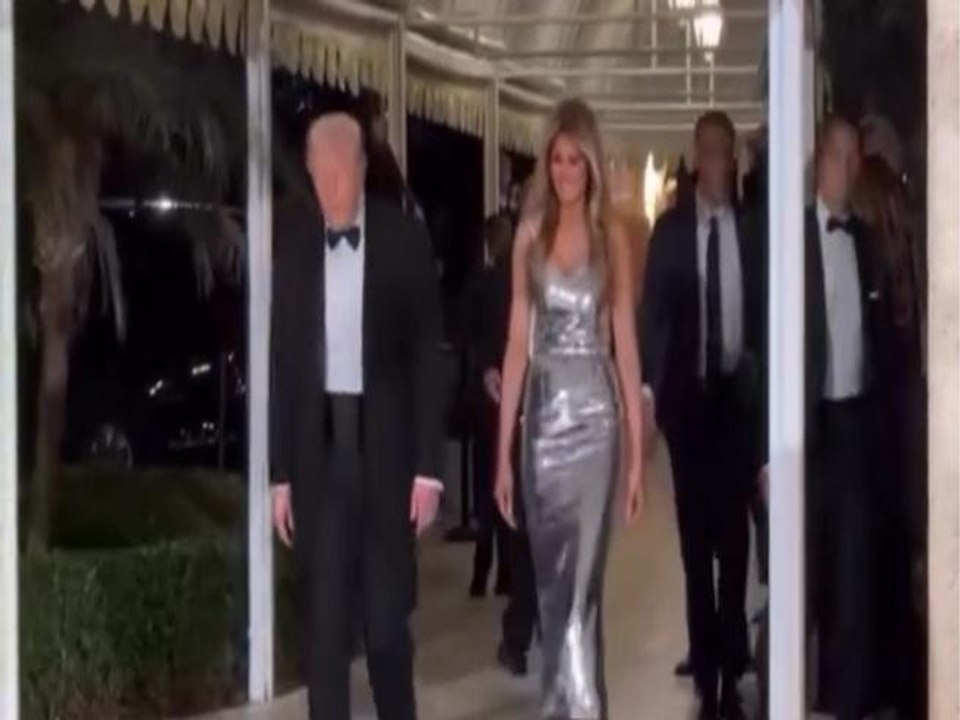 Melania Trump, con il look total silver catalizza l'attenzione