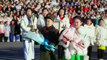 Estimado camarada Kim Jong Un tira foto com crianças escolares participantes na festividade artística