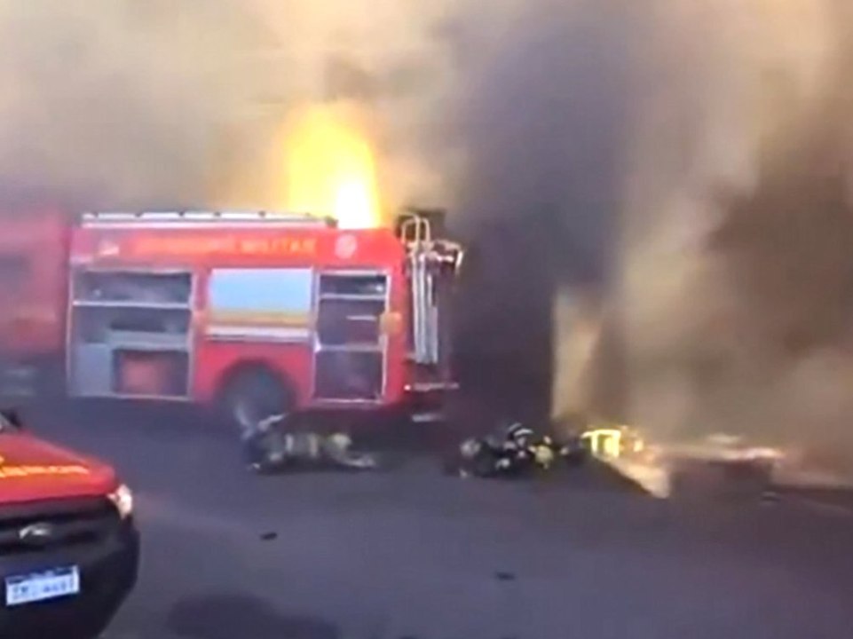 Gasexplosion reißt Feuerwehrmänner um