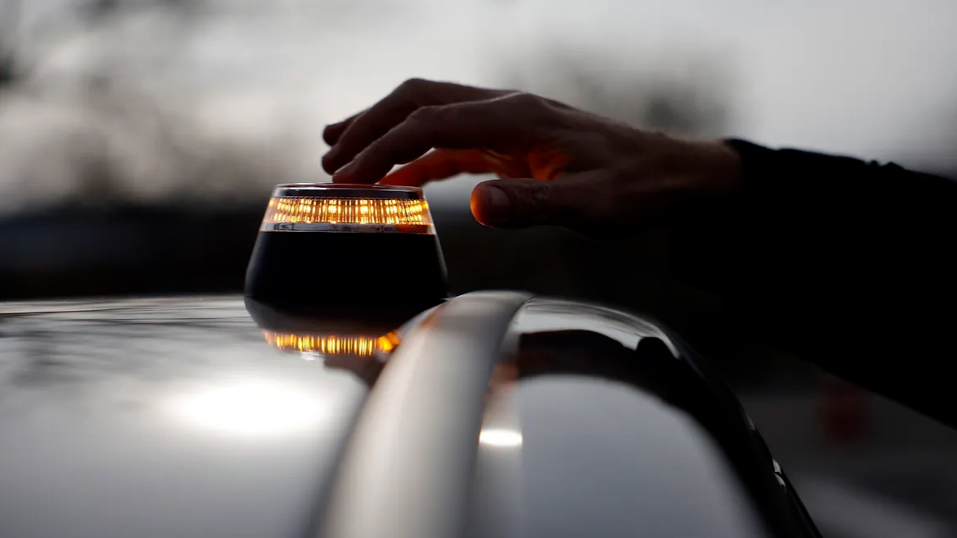 La entrada en vigor de las balizas V16 el pasado 1 de enero, que han sustituido a los tri�ngulos de emergencia en Espa�a, ha desatado un intenso enfrentamiento pol�tico entre el Gobierno y el Partido Popular. Los populares han denunciado ante la Comisi�n Europea lo que califican como una "falta de transparencia" y un "sablazo fiscal", argumentando que la medida responde a una decisi�n unilateral de Pedro S�nchez y no a una directiva comunitaria.