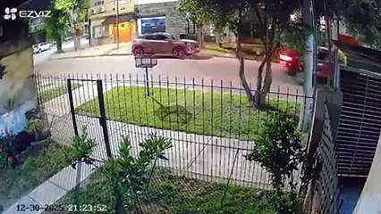 dos motochorros le quisieron robar el auto a una mujer y su pareja los echó a las trompadas