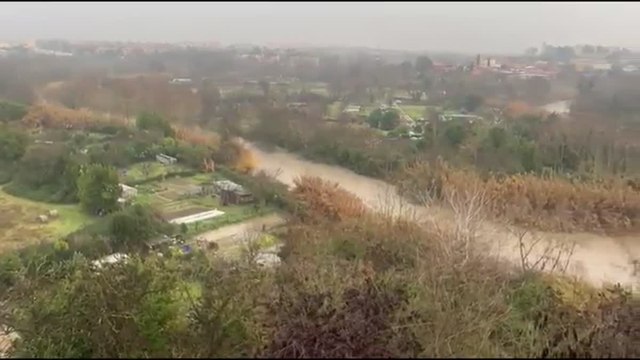 Maltempo a Roma: dopo giorni di pioggia l'Aniene sfiora gli argini, allarme per gli insediamenti abusivi lungo il fiume