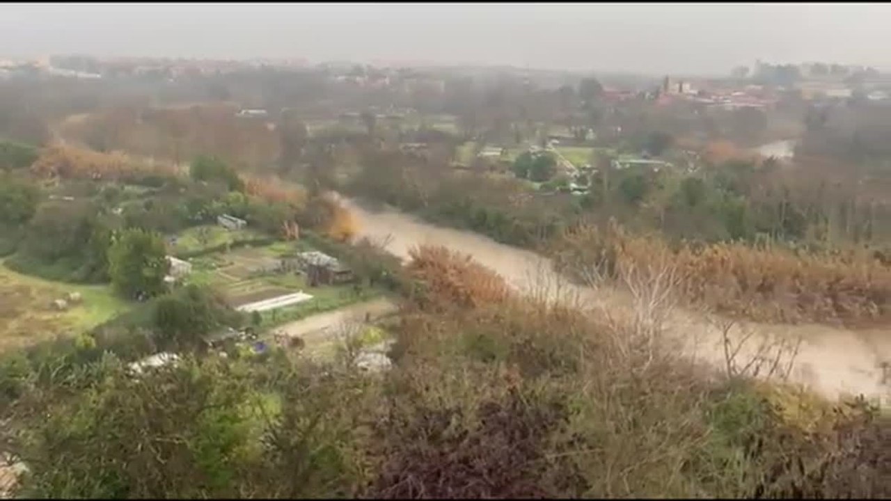 Maltempo a Roma: dopo giorni di pioggia l'Aniene sfiora gli argini, allarme per gli insediamenti abusivi lungo il fiume
