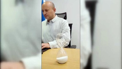 Eski İsrail Başbakanı Bennet'in kum saati detayı dikkat çekti: "Zamanı geldi" mesajı kime?