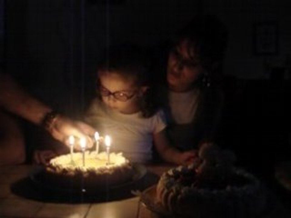 Chloé et tata aurélie soufflent leurs bougies