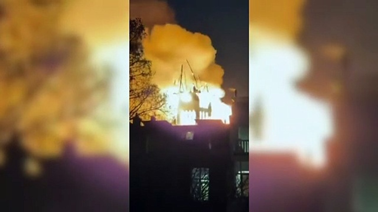 Un incendio destruyó una iglesia histórica de Ámsterdam en medio de una Nochevieja violenta