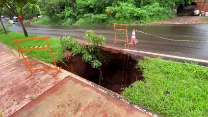 Buraco se abre com chuvas intensas e exige atenção de motoristas em Umuarama