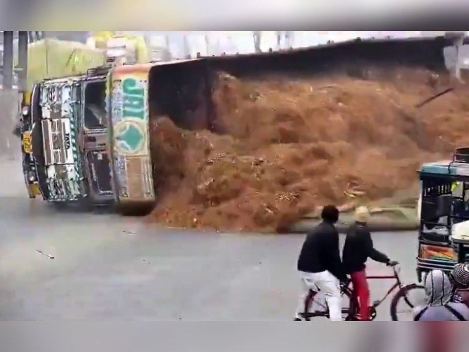 Überladener Lkw kippt auf Jeep - ein Toter