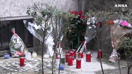 Milano, i fiori dei genitori di Aurora Livoli sul luogo del ritrovamento della giovane