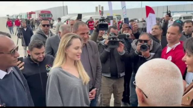 Gaza, Angelina Jolie in Egitto visita il valico di Rafah
