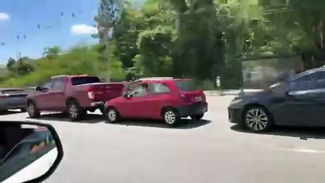 Mapa mostra Florianópolis travada em dia de sol com praias lotadas e rodovias congestionadas