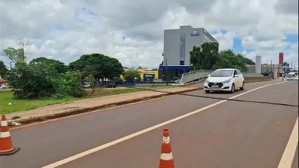 Avenida Carlos Gomes fica interditada após carreta derrubar fiação