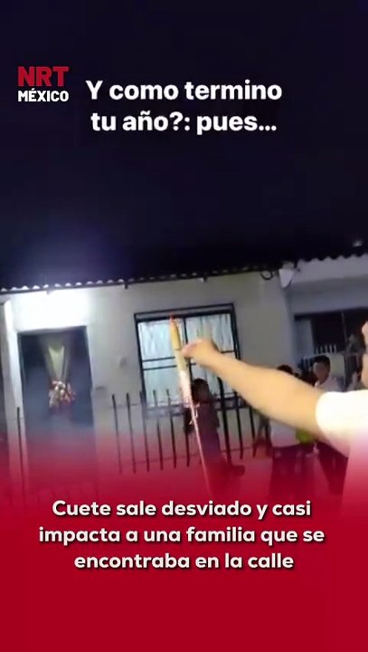 💥🎆 Un hombre que se encontraba lanzando cuetes calculó mal el disparo, provocando que uno de los artefactos saliera directamente hacia una familia que estaba en la calle.