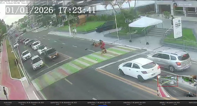 Vídeo da SSP flagra carro atropelando grupo em faixa de pedestres na orla de Maceió; motorista fugiu