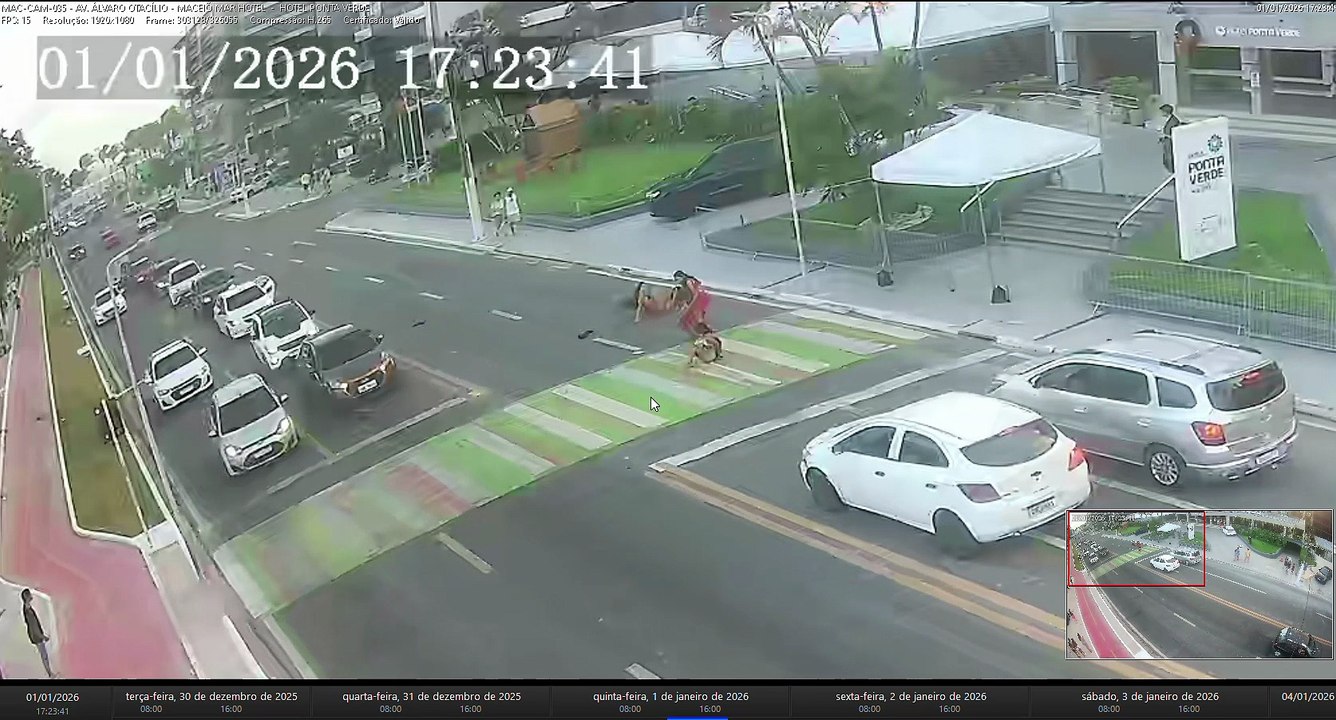 Vídeo da SSP flagra carro atropelando grupo em faixa de pedestres na orla de Maceió; motorista fugiu