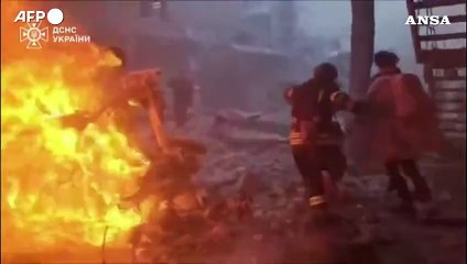 Ucraina, attacco russo su Kharkiv: i soccorsi poco dopo il raid