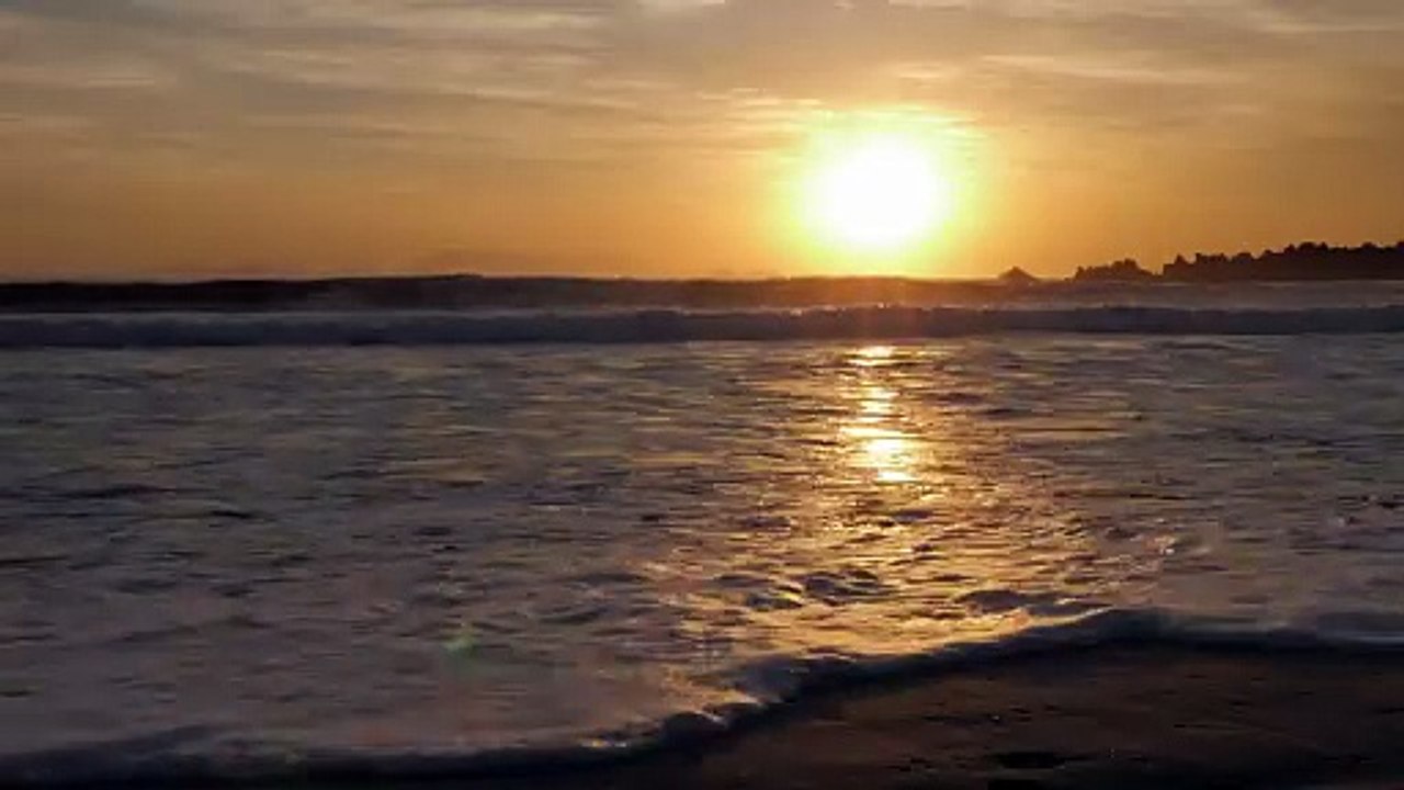Relaxing ocean waves  Beautiful beach video at sunset  4K UHD - high quality ocean wave sounds_Clip